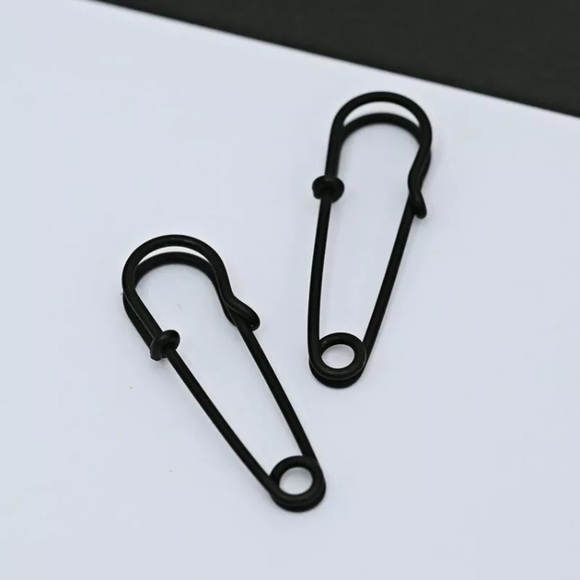 Black goth punk safety pin earrings - Picture 2 of 6